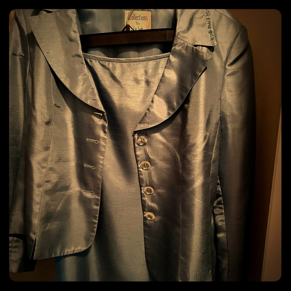 Skirt suit